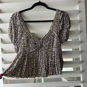 URBAN OUTFITTERS FLOWY ANIMAL PRINT PEPLUM TOP - flowy, soft, lightweight
